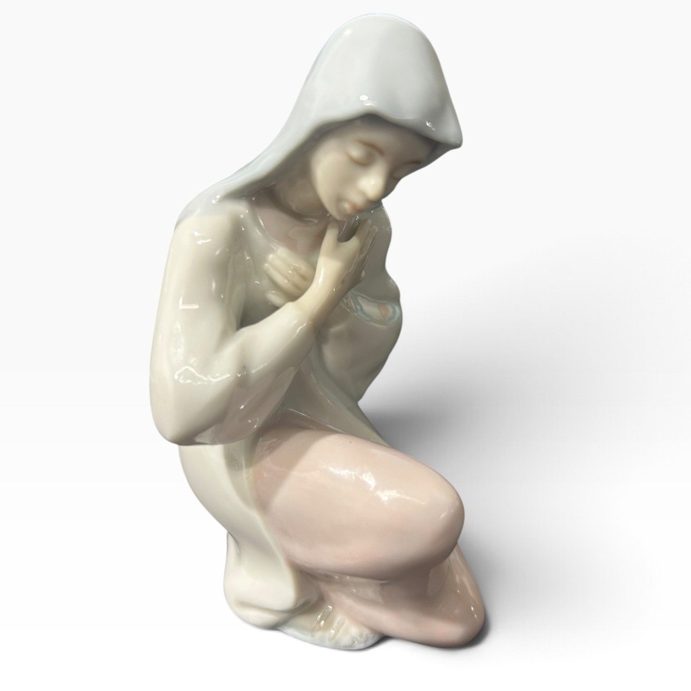 Avon Collectibles O'Brien 1992 Mother Mary Figurine Porcelain Pastel Glaze Rare
